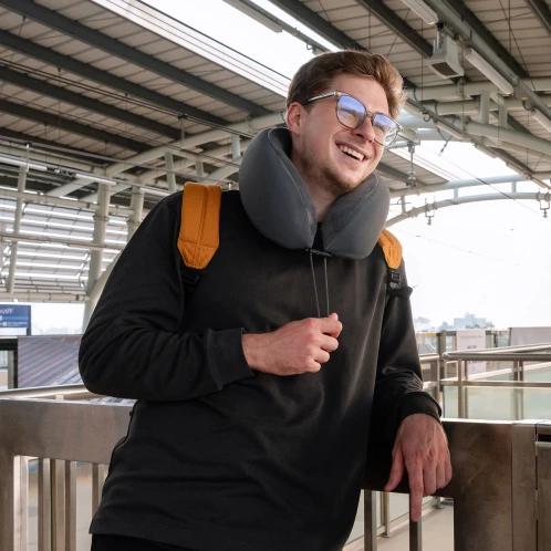 perna cervicala pentru calatorie Cabin Zero Travel Pillow gri 7